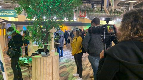 Avec des étudiants, de jeunes visiteurs – et moins jeunes - ont pu découvrir les métiers de la production, de l’élagage et de la vente. L’occasion d’une photo par les parents ! ©Odile Maillard